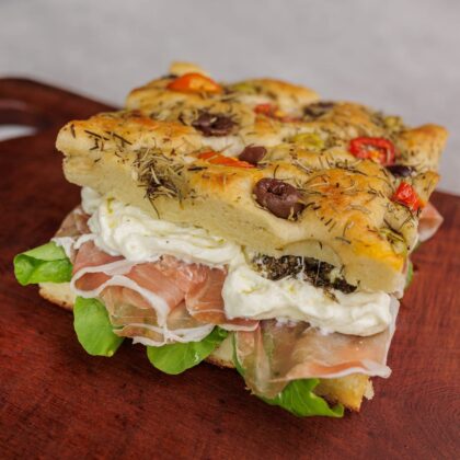 Focaccia de Jamón Crudo y Burrata