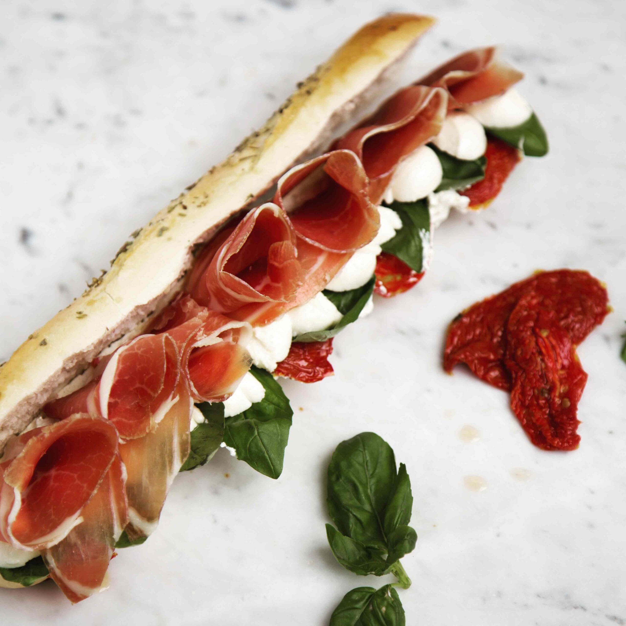 Sandwich jamón crudo y Bocconcinos