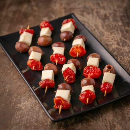 Pincho de Queso de Cabra, Tomates Glaseados y Aceitunas