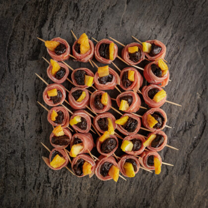 Pincho jamón crudo, ciruela y pera