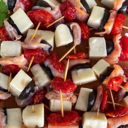 Pincho de Salmón, Queso de Cabra, Tomates Glaseados y Aceitunas